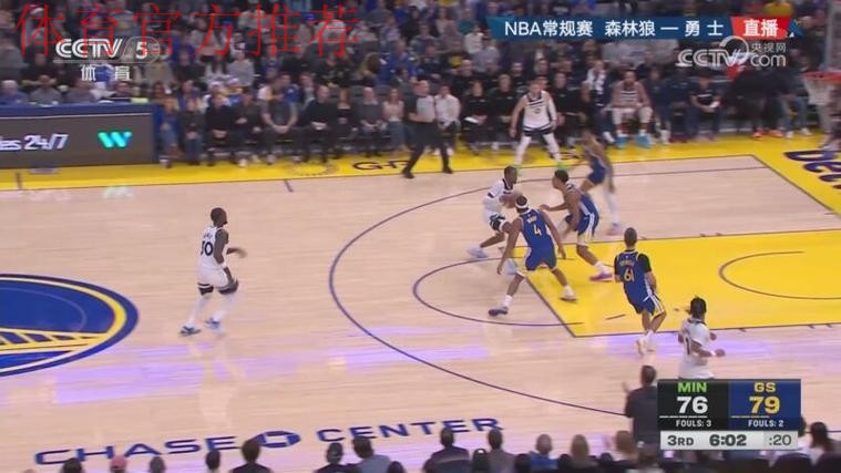 库里中路突入篮下 一记挑篮打板命中